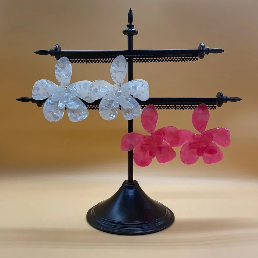 ✨🆕 🌸 BoHo Statement Flower Design Dangle Earrings 🌸✨avail in White & Pink 🌸✨